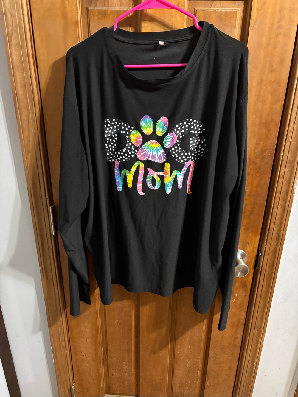 Black 'Dog Mom' Graphic Long Sleeve Tee